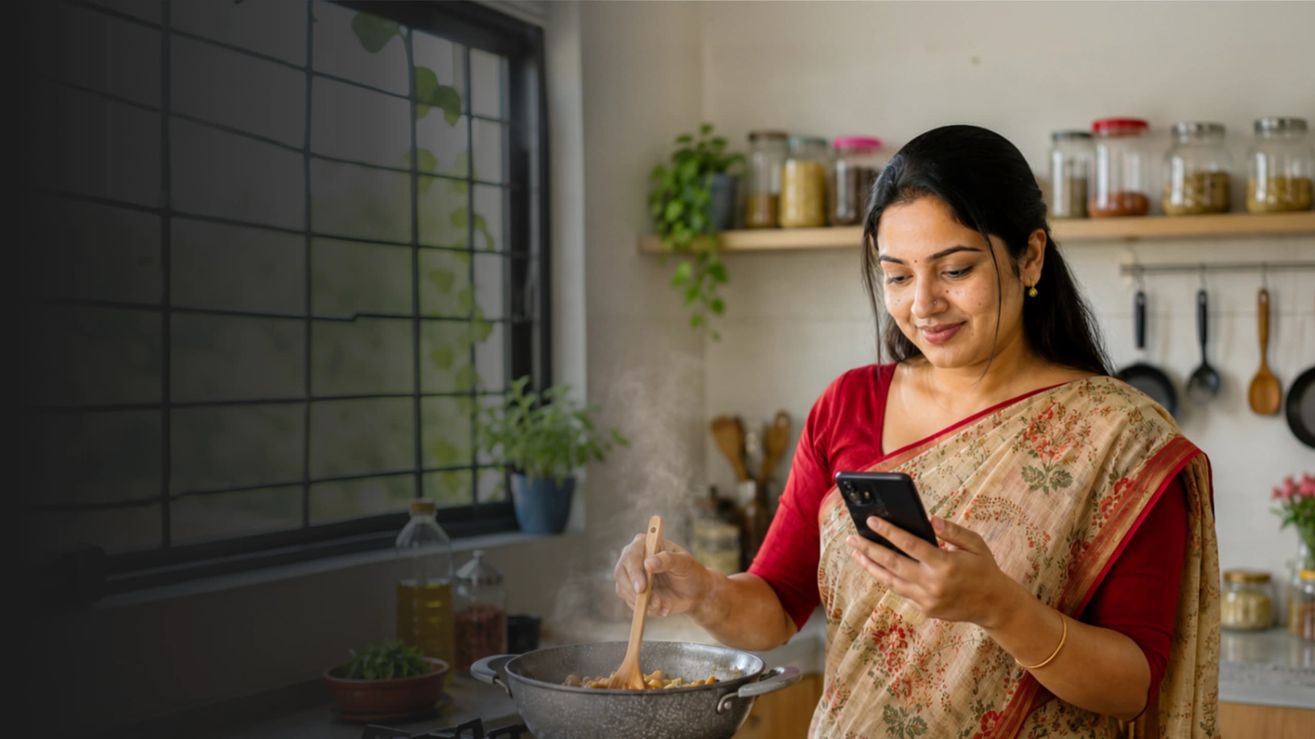 কুকি উপভোগ করছেন এমন নারী